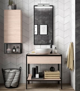 Projeto de casa de banho com estilo industrial, com armários em madeira com pormenores pretos, espelho vertical e armário